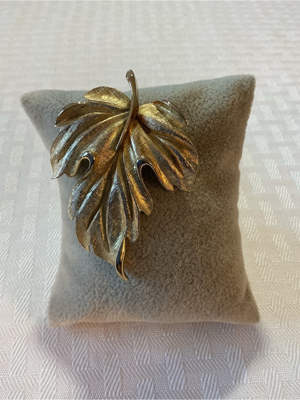Lisner Signed Oak Leaf Gold Tone Textured Maple Oak Leaf Brooch
